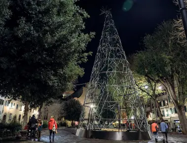  ??  ?? D’autore L’albero di Natale in ferro a opera di Paladino installato in piazza Santo Spirito