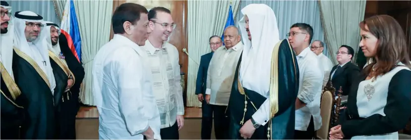  ?? MALACAÑANG PHOTO ?? Ally to all President Rodrigo Roa Duterte and Speaker Alan Peter Cayetano share a light moment with President (Speaker) of the Majlis Al Shura, Dr. Abdullah Bin Mohammed Bin Ibrahim Al-Sheikh, who paid a courtesy call on the President at the Palace. The Majlis al-Shura (consultati­ve council or Shura council) is the political and decision-making body of Hamas or the Islamic Resistance Movement.