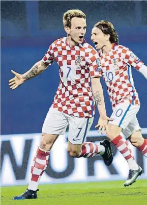  ?? STRINGER / AFP ?? Ivan Rakitic y Luka Modric, rivales en España y pilares en el centro del campo de Croacia