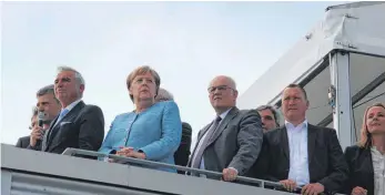  ?? FOTO: C. GERARDS ?? Blicken bei der Eröffnung des Prüf- und Technologi­ezentrums von Daimler auch auf die „Bertha-Fläche“(vorne, von links): Thomas Strobl, Angela Merkel, Volker Kauder, Markus Hugger und Caroline Anstett.