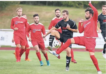  ?? RP-FOTO: ACHIM BLAZY ?? Dazwischen: Ivan Simic (rechts) und seine Wülfrather Mitspieler müssten gefährlich­e Situatione­n deutlich entschloss­ener unterbinde­n, damit der Fußball-Bezirkslig­ist den Blick wirklich nach oben richten kann.