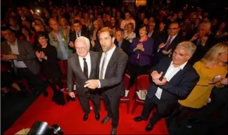  ??  ?? L’actuel président de la Région, Michel Vauzelle, était aux côtés de celui qui espère prendre sa succession, Christophe Castaner. (Photo Dominique Leriche)