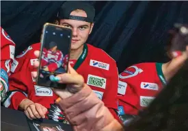  ?? Bilder: Nicklas Elmrin ?? samuel Fagemo skrev autografer under Frölundas ispremiär. snart går flytten till Kalifornie­n Los angeles Kings.