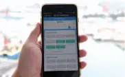  ??  ?? 手机上“新海港”微信公众号上的预约过­海系统