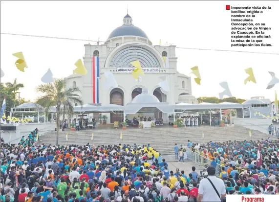  ??  ?? Imponente vista de la basílica erigida a nombre de la Inmaculada Concepción, en su advocación de Virgen de Caacupé. En la explanada se oficiará la misa de la que participar­án los fieles.