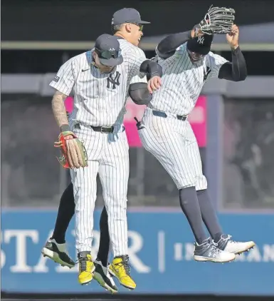  ?? ?? De izquierda a derecha, el mexicano Alex Verdugo, Aaron Judge y Juan Soto celebran la victoria de los Yanquis ante los Azulejos de Toronto