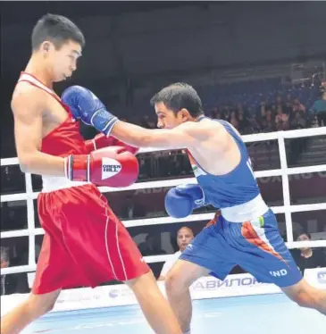  ??  ?? Amit Panghal beat Kazakhstan’s Saken Bibossinov in a 3-2 verdict in the semi-finals of the World Championsh­ips.
HT PHOTO