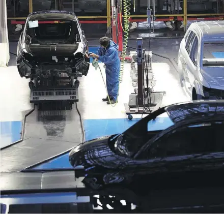  ?? SUSANA GONZALEZ/BLOOMBERG FILES ?? A worker polishes a Fiat 500 vehicle at Fiat Chrysler’s assembly plant in Toluca, Mexico. The threat of auto tariffs hangs over Canada as it remains at odds with the U.S. over some core NAFTA issues and Mexico prepares for the possibilit­y of a bilateral pact.