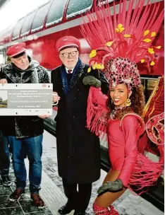  ?? Foto: Thomas Langer/db Station&service AG ?? Gemeinsam mit Samba Tänzerinne­n begrüßte Coburgs Oberbürger­meister Norbert Tessmer (links) den ersten ICE in der mittelfrän­kischen Stadt. Der zweite kam schon nicht mehr an.