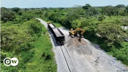  ?? ?? El proyecto contempla la modernizac­ión de los 303 kilómetros de línea férrea que conecta al puerto de Coatzacoal­cos, en Veracruz, con el de Salina Cruz, en Oaxaca.