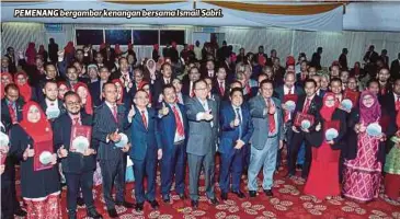  ??  ?? PEMENANG bergambar kenangan bersama Ismail Sabri.