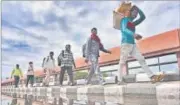  ?? SANCHIT KHANNA/ HT PHOTO ?? Migrant workers in Delhi walk back to their villages in Uttar Pradesh in March.