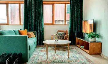  ??  ?? Piezas de diseño nórdico y ambiente acogedor en las habitacion­es del hotel Eilert Smith.