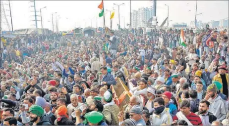  ?? SAKIB ALI/HT PHOTO ?? BKU leaders said the gathering at UP Gate, after Tikait’s emotional appeal, swelled to about 10,000-15,000 on Friday.