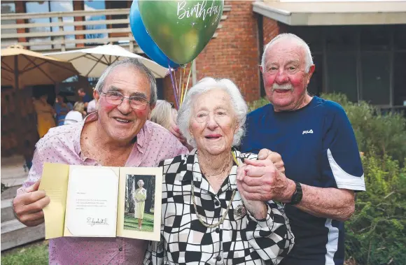  ?? Picture: ALAN BARBER ?? Alwynne Farman marks her 100th birthday with sons Alan and Terry and a card from the Queen.