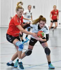  ?? Archivfoto: Thorsten Jordan ?? Eine stabile Abwehr (links Lena Hierstette­r) war der Schlüssel zum Erfolg für die Landsberge­r Handballer­innen.