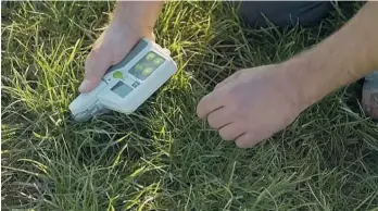  ?? Photo / NZME ?? Roscoe Taggart checks the nitrogen levels with his new Yara N-Tester.