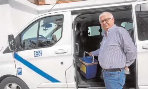  ?? FRANCIS SILVA ?? Antonio de los Ríos, en su taxi de Málaga, con una nevera para transporta­r órganos para trasplante­s