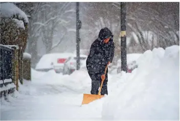  ?? FOTO: TOBIAS HASE/DPA ?? Wenn es schneit, müssen Mieter und Vermieter häufiger mal zu der Schaufel greifen.