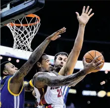  ?? Keith Myers / Kansas City Star ?? The Heat’s Shannon Brown goes for a no-look shot against the Warriors’ Brandon Rush (left) and Andrew Bogut on Friday.