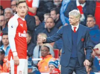  ?? FOTO: IMAGO ?? Der Boss und sein kriselnder Spielgesta­lter: Arsenal-Coach Arsène Wenger (re.) und Mesut Özil.