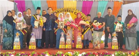  ??  ?? Harden (ninth right) pose with SK Agama Sri Aman’s outstandin­g pupils and their parents on stage.