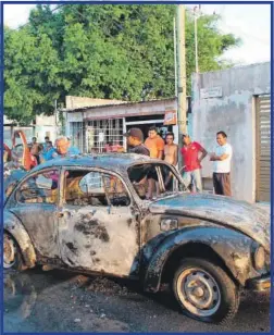  ??  ?? El auto fue consumido en el voraz incendio