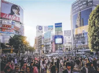  ??  ?? Chaque jour, des milliers de personnes traversent le carrefour de Shibuya. − Gracieuset­é