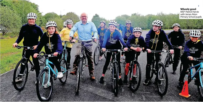  ?? ?? Wheely good
MSP Patrick Harvie with James Aiton Primary School pupils