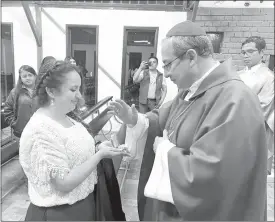  ?? ?? Cuando el sacerdote bendice a los fieles, suplica a Dios que les conceda una gracia o favor.