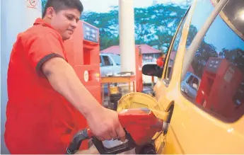  ??  ?? SERVICIO. Desde las 6:00 am hay nuevos valores en todas las gasolinera­s de la zona norte.