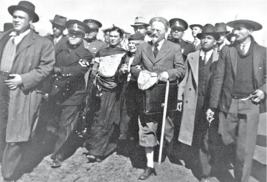  ?? KEYSTONE/GETTY IMAGES ?? En México. León Trotsky, acompañado de Natalia Sedova, su segunda esposa, y de Frida Kahlo.