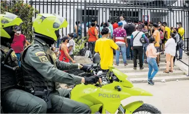  ??  ?? Algunos familiares de los lesionados se agolparon en la puerta del Hospital San Cristóbal de Ciénaga.