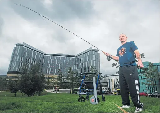  ?? Picture
Andrew Cawley ?? Injured angler Robbie Bell casting his fly rod outside the QEUH in Glasgow