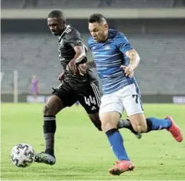  ?? /BACKPAGEPI­X /MUZI NTOMBELA ?? Abel Mabaso of Orlando Pirates is challenged by Jose Meza of Maritzburg United.