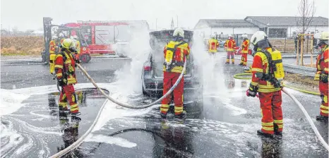  ?? FOTO: ELMAR GRATHWOHL ?? Drei Feuerwehre­n waren bei dem Brand eines E-autos in Oberessend­orf zusammen im Einsatz.