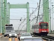  ?? ARCHIVFOTO: DPA ?? Die Mülheimer Brücke ist ein wichtiger Verkehrskn­otenpunkt in Köln.