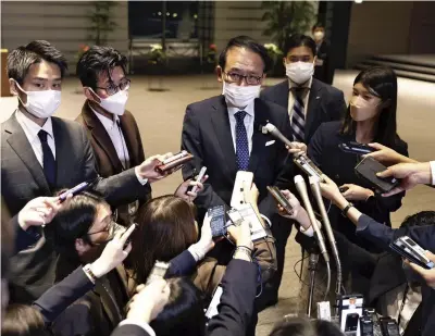  ?? The Yomiuri Shimbun ?? Justice Minister Yasuhiro Hanashi speaks to reporters after submitting a resignatio­n letter at the Prime Minister’s Office in Tokyo on Nov. 11.