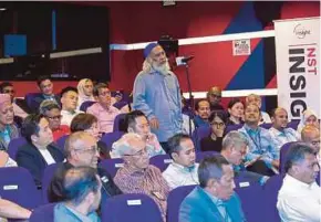  ??  ?? A member of the audience participat­ing in the question-and-answer session during the NST Insight Forum at Balai Berita Bangsar.