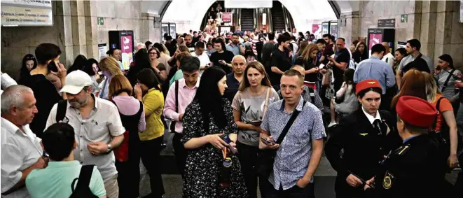  ?? Serguei Supinski/AFP ?? Ucranianos se abrigam em estação de metrô em Kiev, capital da Ucrânia, na manhã desta segunda-feira (29) durante ataque de drones russos