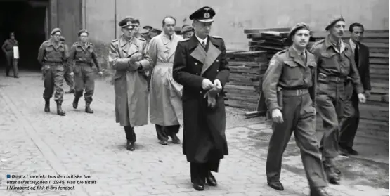  ??  ?? n Dönitz i varetekt hos den britiske haer etter arrestasjo­nen i 1945. Han ble tiltalt i Nürnberg og fikk ti års fengsel.