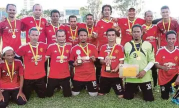  ??  ?? PASUKAN AT FC muncul juara kejohanan bola sepak Antara Kelab Veteran Kebangsaan di Kuantan, baru-baru ini.