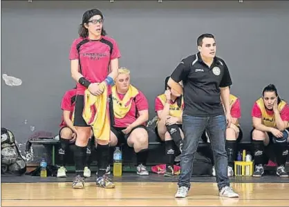  ?? JON G. IRURZUN ?? Izaro Antxia observa, de pie, el partido de su debut como mujer en fútbol sala