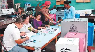  ?? FOTO: EL HERALDO ?? A la hora de decidir la validación de un voto sospechoso de estar nulo o aprobar el acta la votación de la mesa podría quedar dos a uno, favorecien­do al PN o a la oposición.