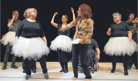  ?? FOTO: THEATER AALEN ?? „Mal lyrisch-poetisch, mal kugellusti­g“, so umschreibt Winfried Tobias die Inszenieru­ng.