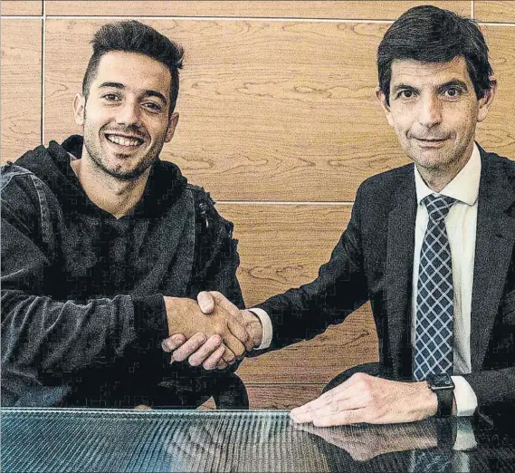  ?? FOTO: ALAVÉS ?? Ilusionado Jony, que da la mano al presidente del club, Fernández de Troconiz, tras firmar como nuevo jugador albiazul, llega con la idea de ganarse la confianza de Aberlardo