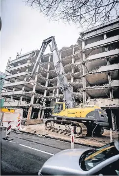  ?? RP-FOTO: ANDREAS ENDERMANN ?? Der Abriss des Häuserkomp­lexes an der Breite Straße ist technisch aufwendig. Die Gebäude wurden zuerst komplett entkernt.