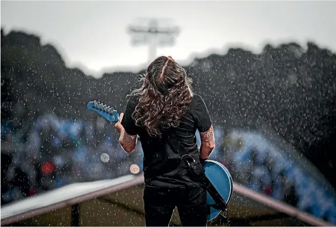  ?? LAWRENCE SMITH / STUFF ?? Drenched Foo Fighters fans at Mt Smart last night heard Dave Grohl sing the praises of Auckland.