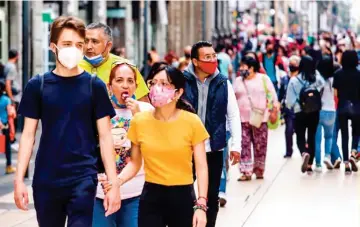  ??  ?? CONCURRENC­IA. El fin de semana, centenares de personas recorriero­n la emblemátic­a calle de Madero, donde el comercio se ha reactivado, al igual que en otras vialidades del Centro Histórico.