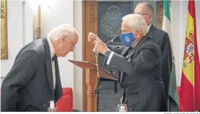  ?? FOTOS: JUAN CARLOS VÁZQUEZ ?? El presidente de la Academia de Ciencias Sociales y Medio Ambiente coloca la medalla a Rafael Miranda.